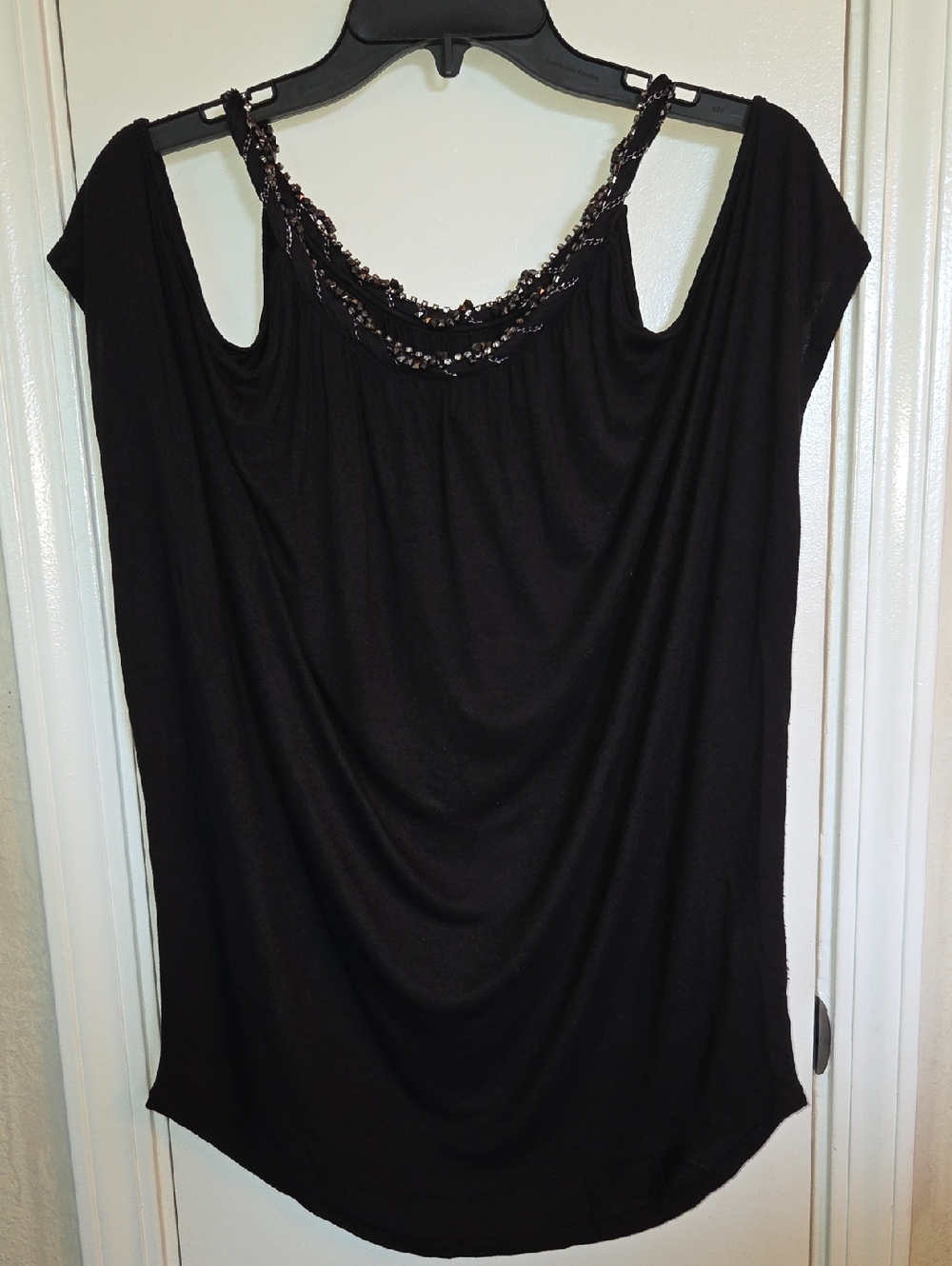 Rock & Republic Black Cold-Shoulder Tank with Beaded Neckline 💚🩵🩷